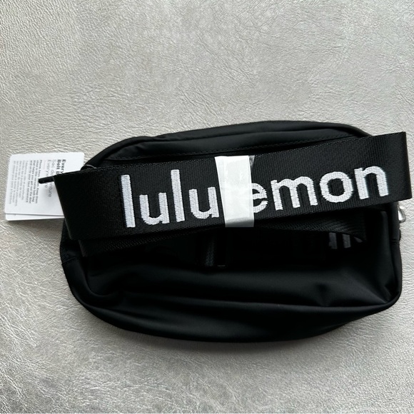 Lululemon Everywhere Belt Bag 1L Black/White Brand New - Picture 15 of 15